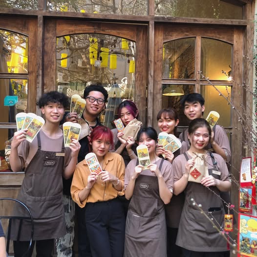 Đồng phục nhân viên phục vụ giúp tạo hình ảnh chuyên nghiệp cho không gian quán (nguồn: All Day Coffee)
