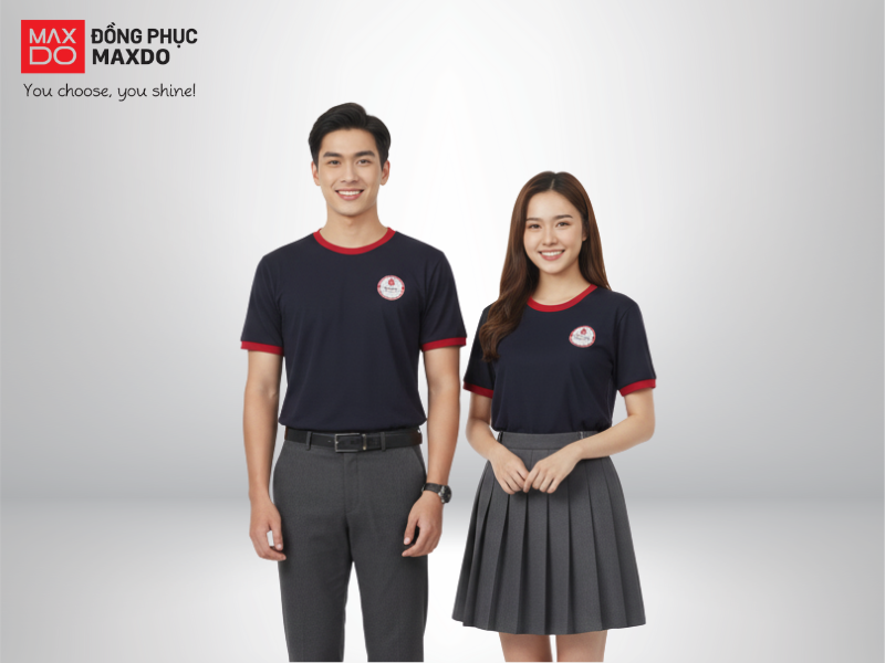 Áo thun đồng phục cổ tròn có thiết kế giống dạng chữ T.