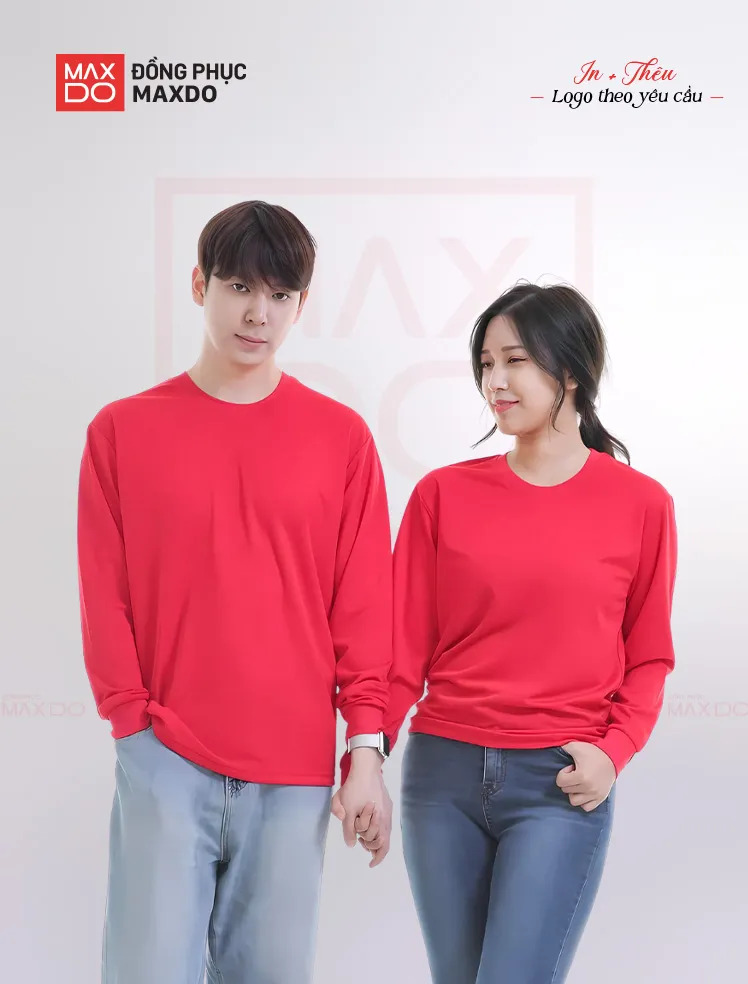 Mẫu áo thun đồng phục cổ tròn dài tay màu đỏ phối cùng quần jeans