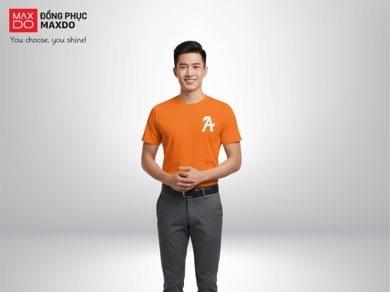 Mẫu áo thun cổ tròn phối với quần tây.