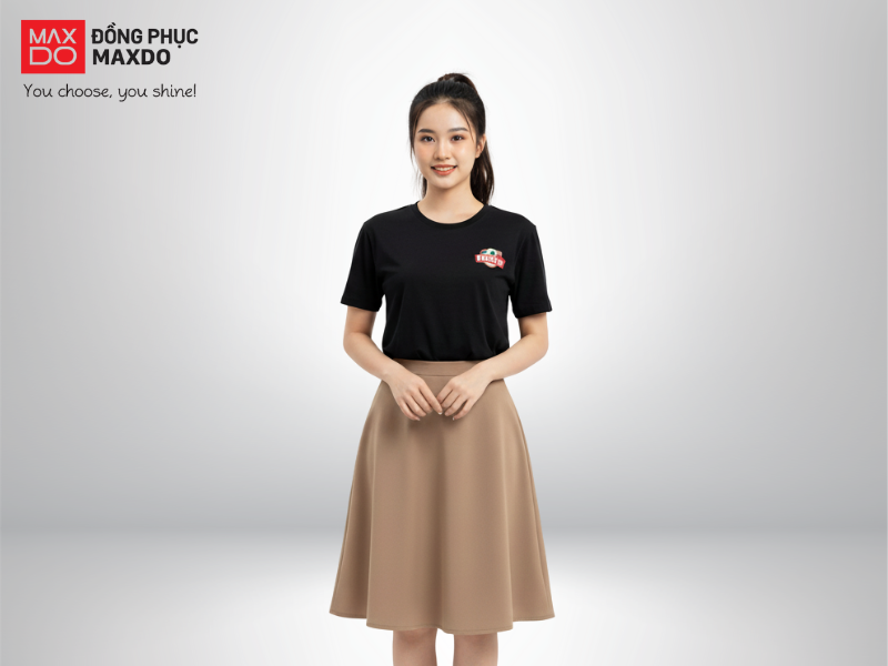 Mẫu áo thun cổ tròn phối với chân váy chữ A.