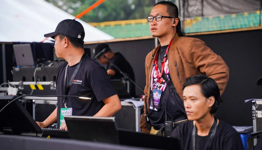 Áo thun đồng phục sự kiện thường được sử dụng tông đen để tránh gây xao nhãng cho khán giả (nguồn: Internet).