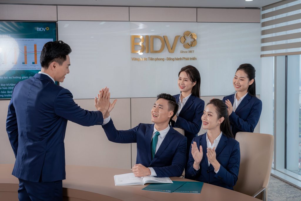 Áo sơ mi đồng phục giúp thể hiện phong thái chuyên nghiệp cho cả nhân viên và doanh nghiệp (nguồn: BIDV)