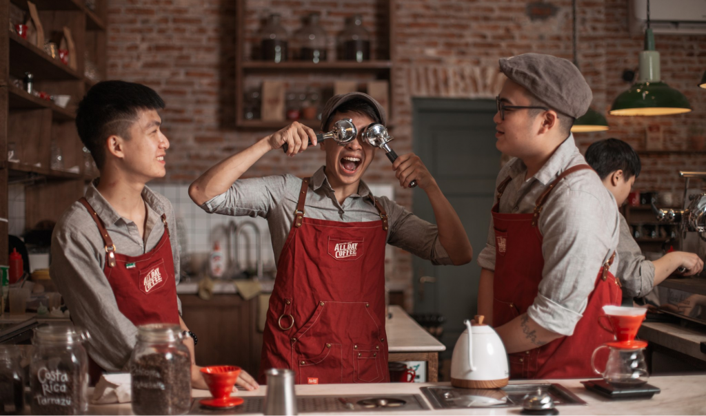 Mẫu tạp dề cho nhân viên pha chế (nguồn: All Day Coffee)