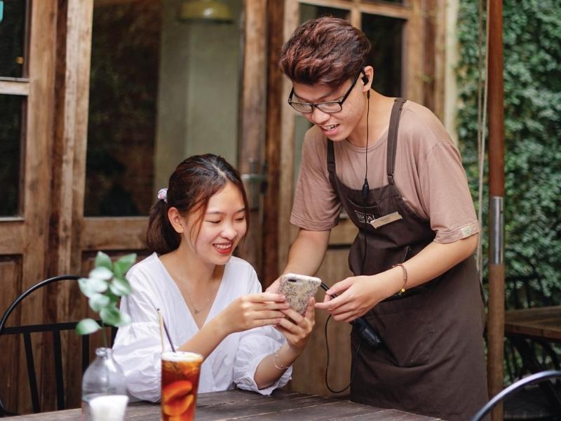 Đồng phục tạp dề có thiết kế giúp hỗ trợ nhân viên khi làm việc và ngăn quần áo tránh bám bẩn (nguồn: All Day Coffee)