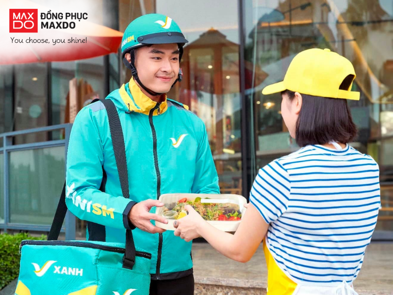 Đồng phục áo khoác có thiết kế tay dài và được phối màu theo bộ nhận diện của thương hiệu (nguồn: Internet)