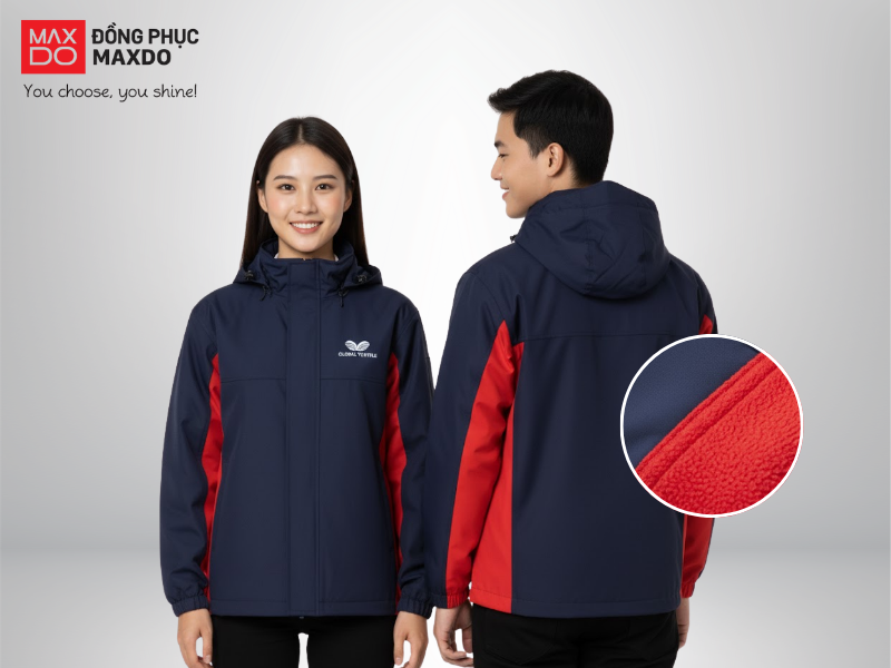 Đồng phục áo khoác nỉ trong doanh nghiệp thường được phủ lớp vải dù/vải gió mỏng bên ngoài để giúp áo tránh bị bám bẩn