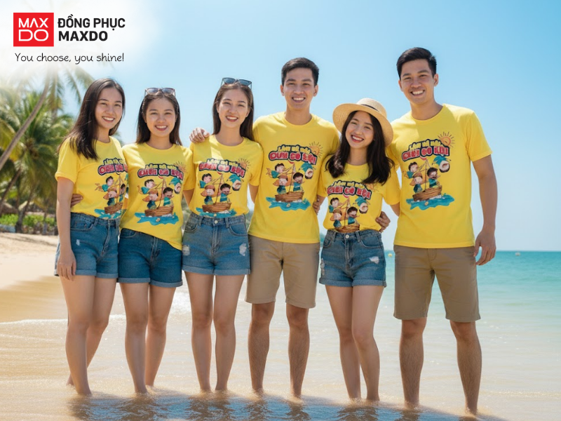 Đồng phục đi biển có các họa tiết hình in vui nhộn, phù hợp cho hoạt động team building và chụp ảnh tập thể ngoài trời
