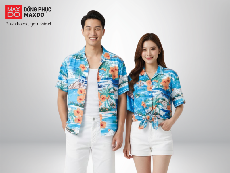   Mẫu áo sơ mi Hawaii đồng phục đi biển có tông màu xanh và họa tiết hoa nhiệt đới