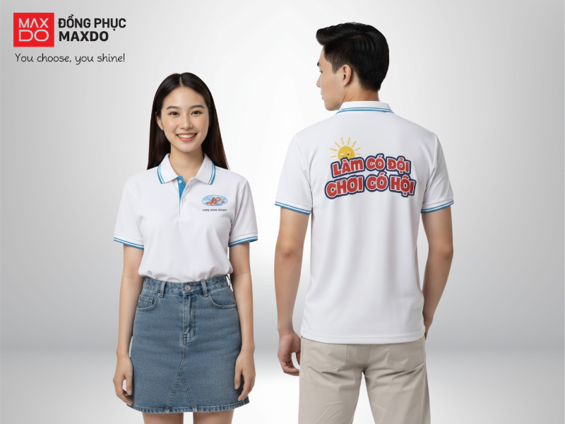 Mẫu áo polo đồng phục đi biển màu trắng có in slogan “Làm có đội chơi có hội”