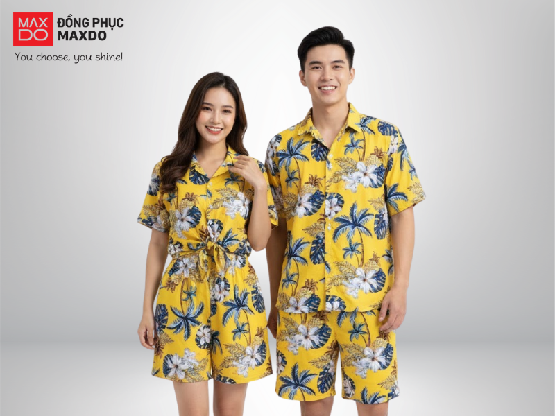 Mẫu đồ bộ đồng phục đi biển có họa tiết thực vật nhiệt đới