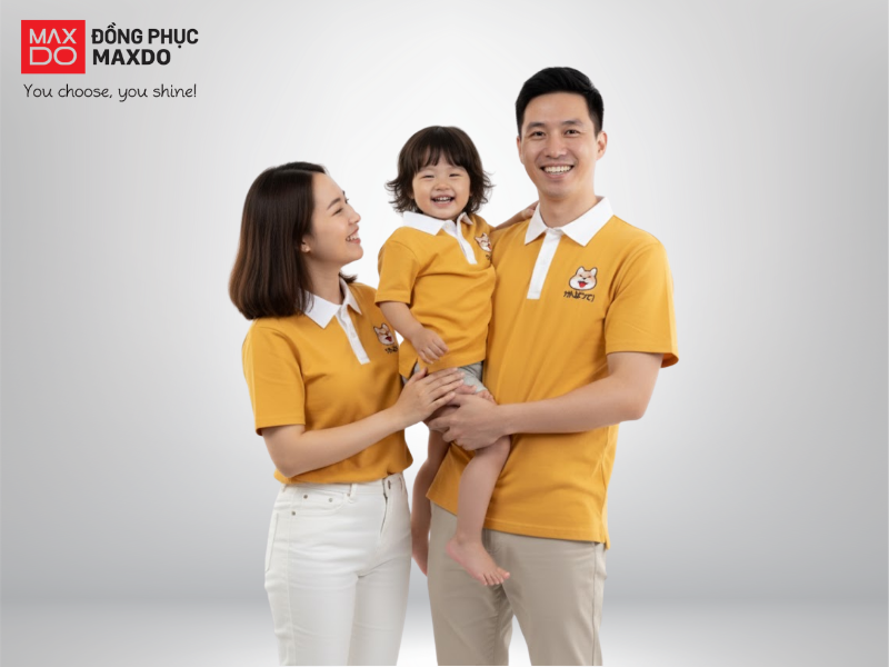 Mẫu áo polo đồng phục gia đình có tông màu cam, viền cổ trắng