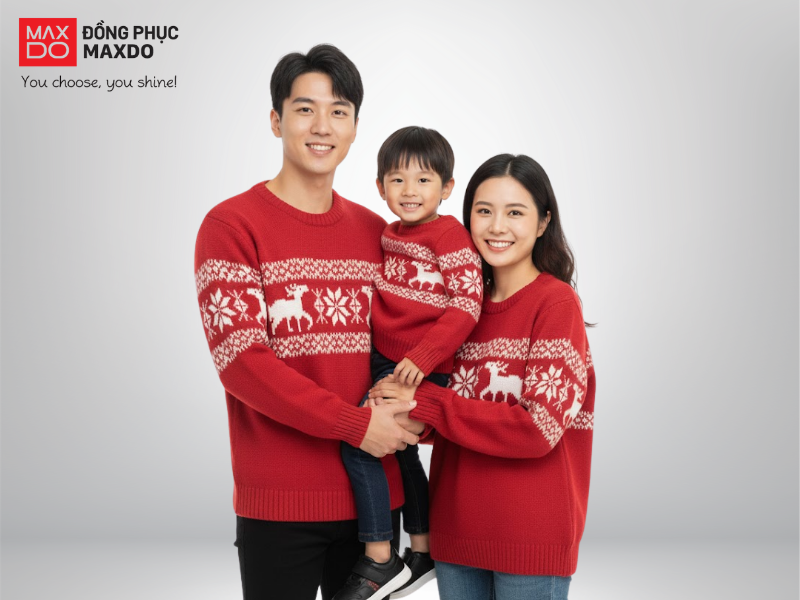 Mẫu áo len đồng phục gia đình có họa tiết tuần lộc