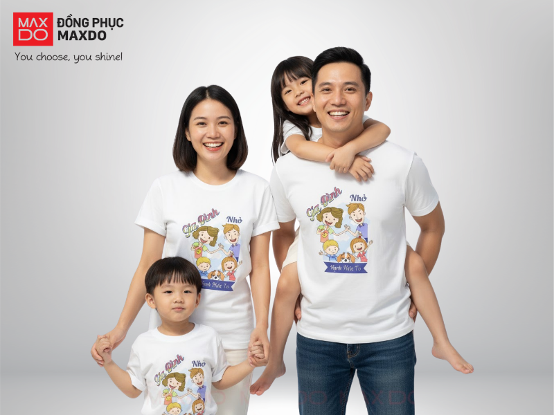 Mẫu áo đồng phục cho gia đình nhỏ có in hình chibi của 4 thành viên
