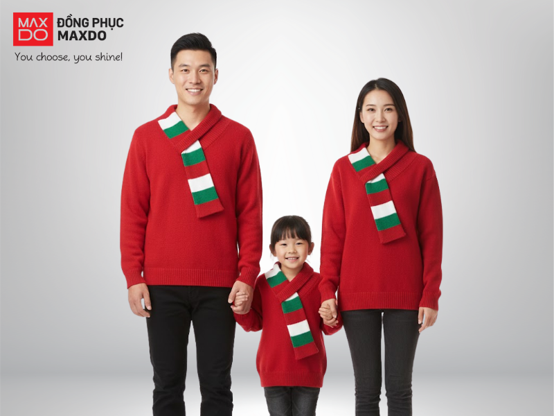 Mẫu áo đồng phục sweater có 3 tông màu chủ đạo của đêm Giáng sinh là trắng, xanh lá và đỏ