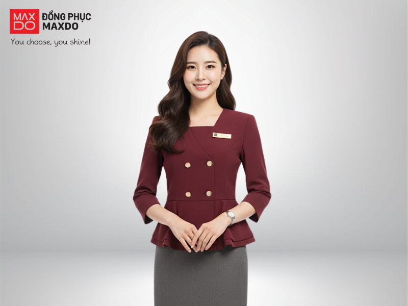 Mẫu đồng phục quản lý khách sạn có thiết kế áo kiểu peplum giúp tôn dáng và tạo nên hình ảnh thanh lịch