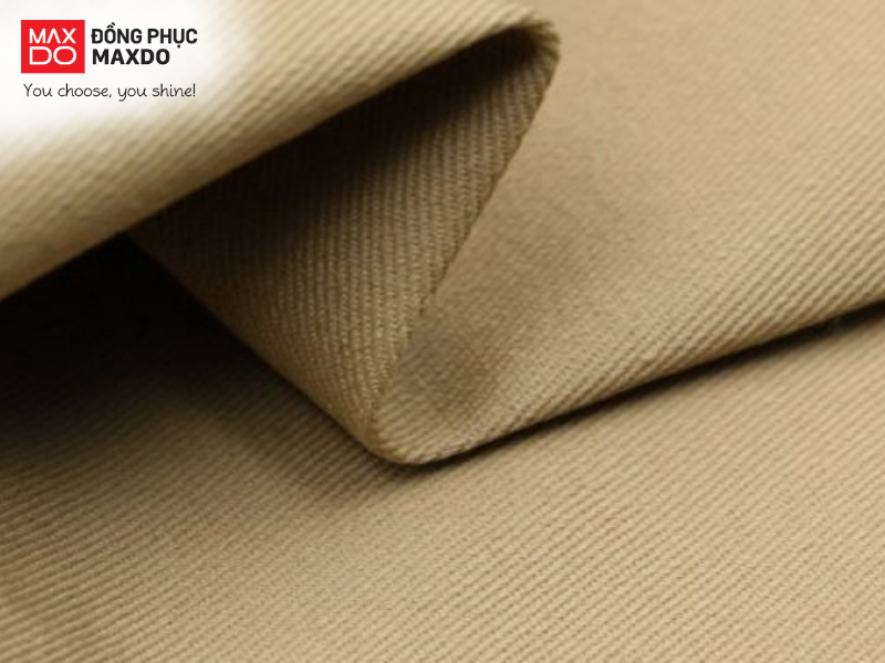 Chất liệu vải Kaki đẹp có độ cứng vừa phải, giúp giữ dáng tạp dề ít đẹp, ít bị nhăn