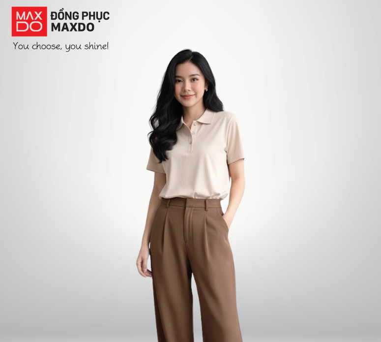 Áo thun màu be cổ polo phối với quần jeans màu đen dành cho nam