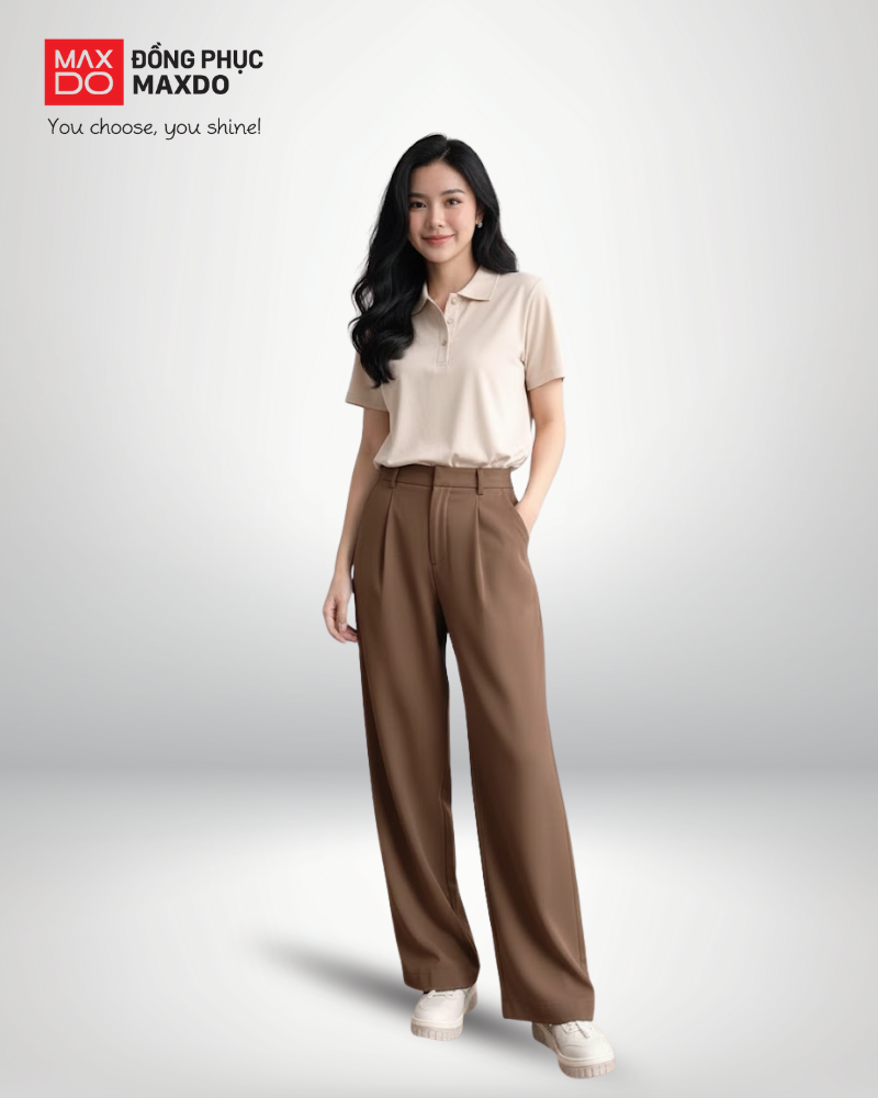 Áo thun màu be cổ polo phối với quần jeans màu đen dành cho nam