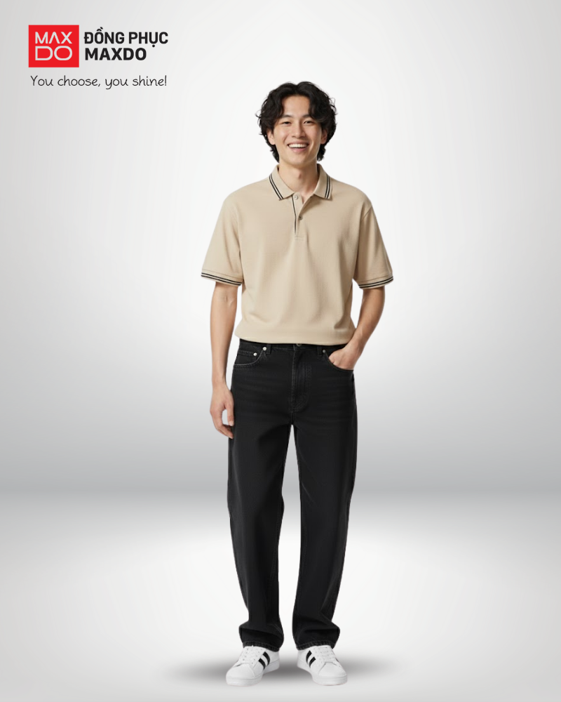 Áo thun màu be cổ polo phối với quần jeans màu đen dành cho nam