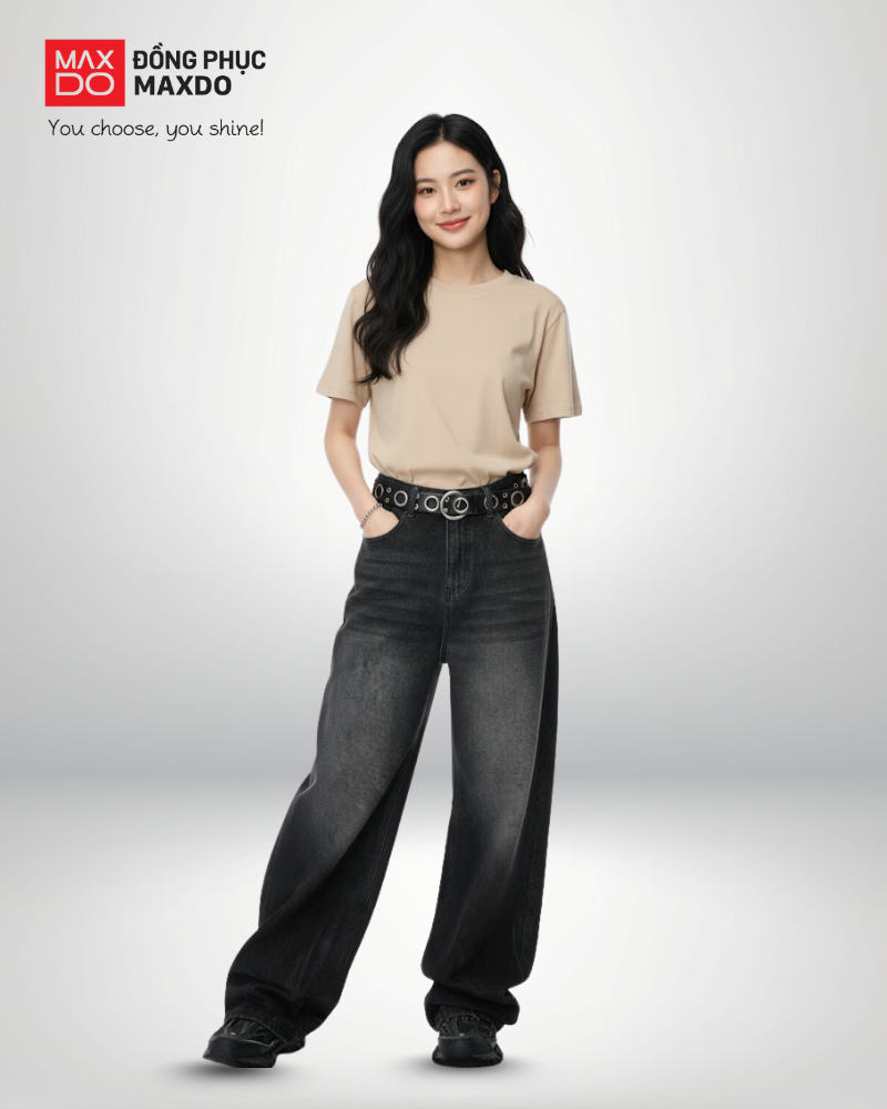 Áo thun màu be cổ tròn phối với quần jeans màu đen dành cho nữ