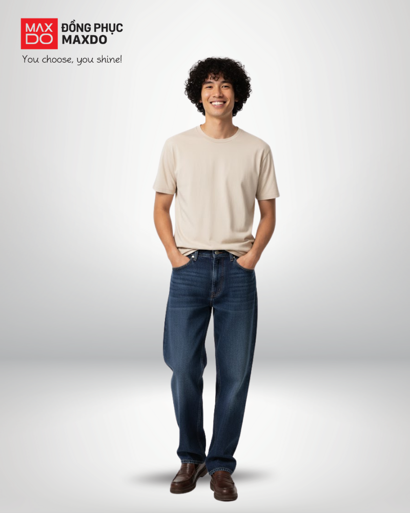 Áo thun màu be cổ tròn phối với quần jeans màu xanh navy