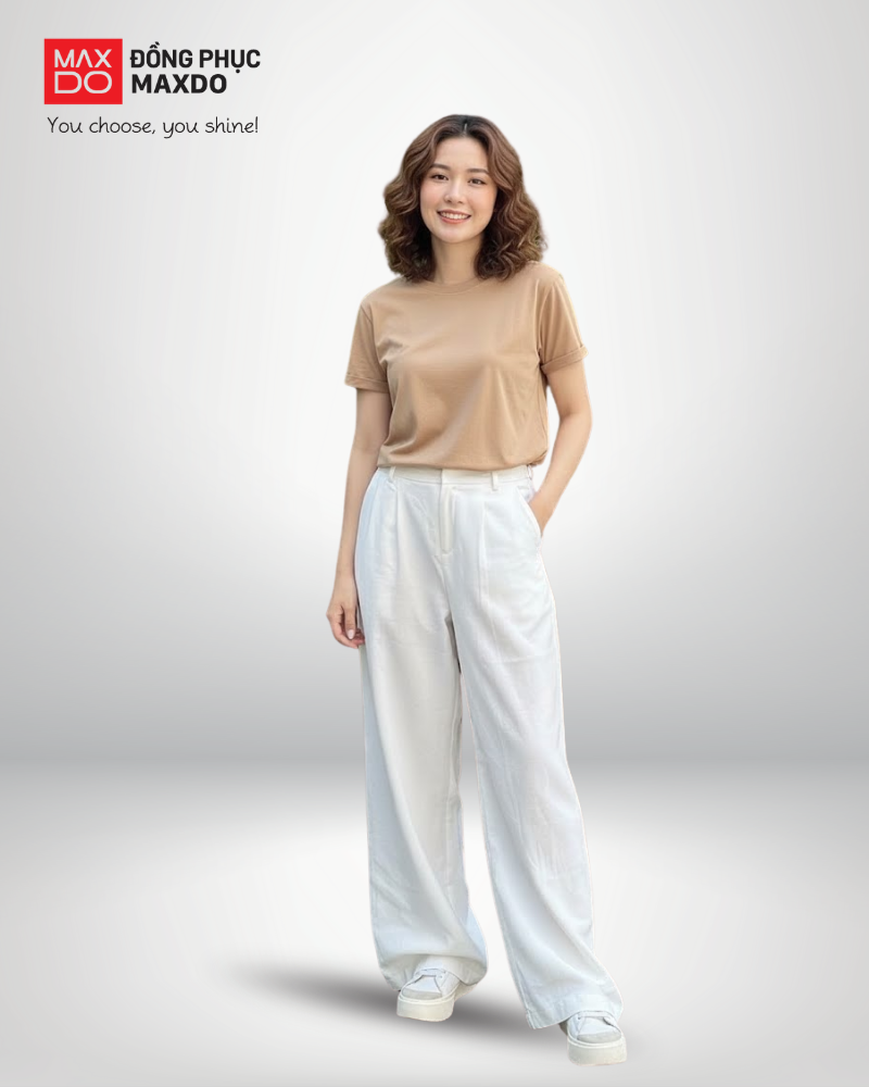 Áo thun màu be cổ tròn phối với quần vải màu trắng