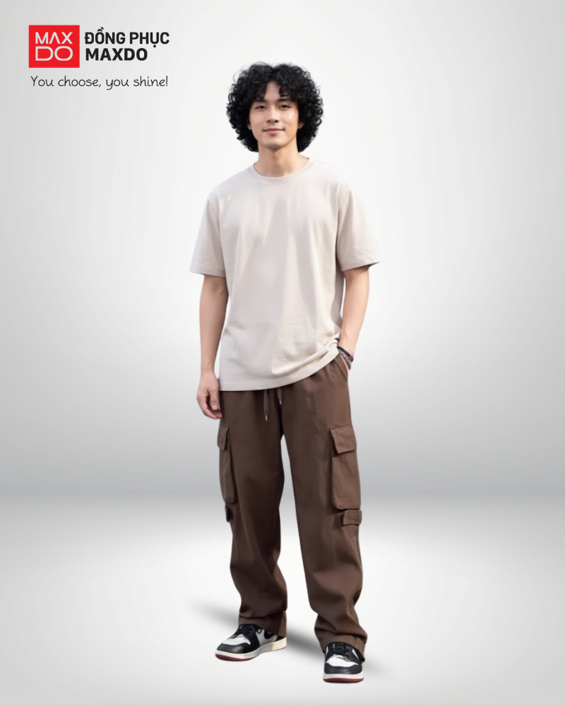 Áo thun màu be cổ tròn phối với quần kaki túi hộp màu nâu