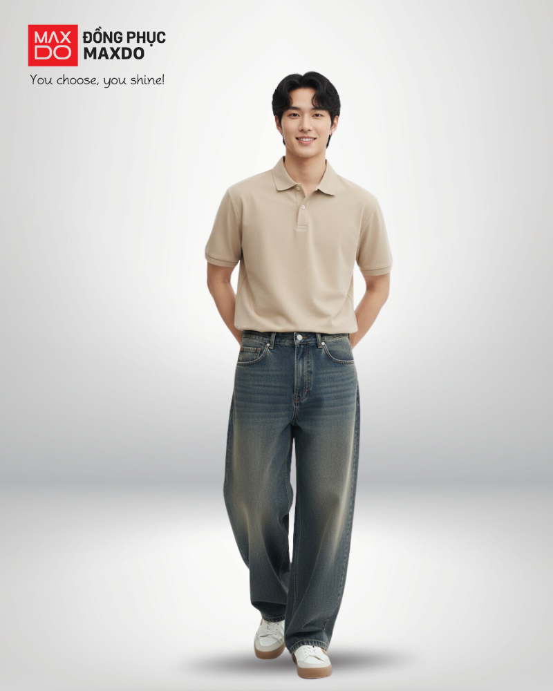 Áo thun màu be cổ polo phối với quần jeans màu xanh dành cho nam