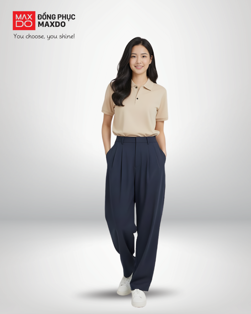 Áo thun màu be cổ polo phối với quần vải màu xanh navy