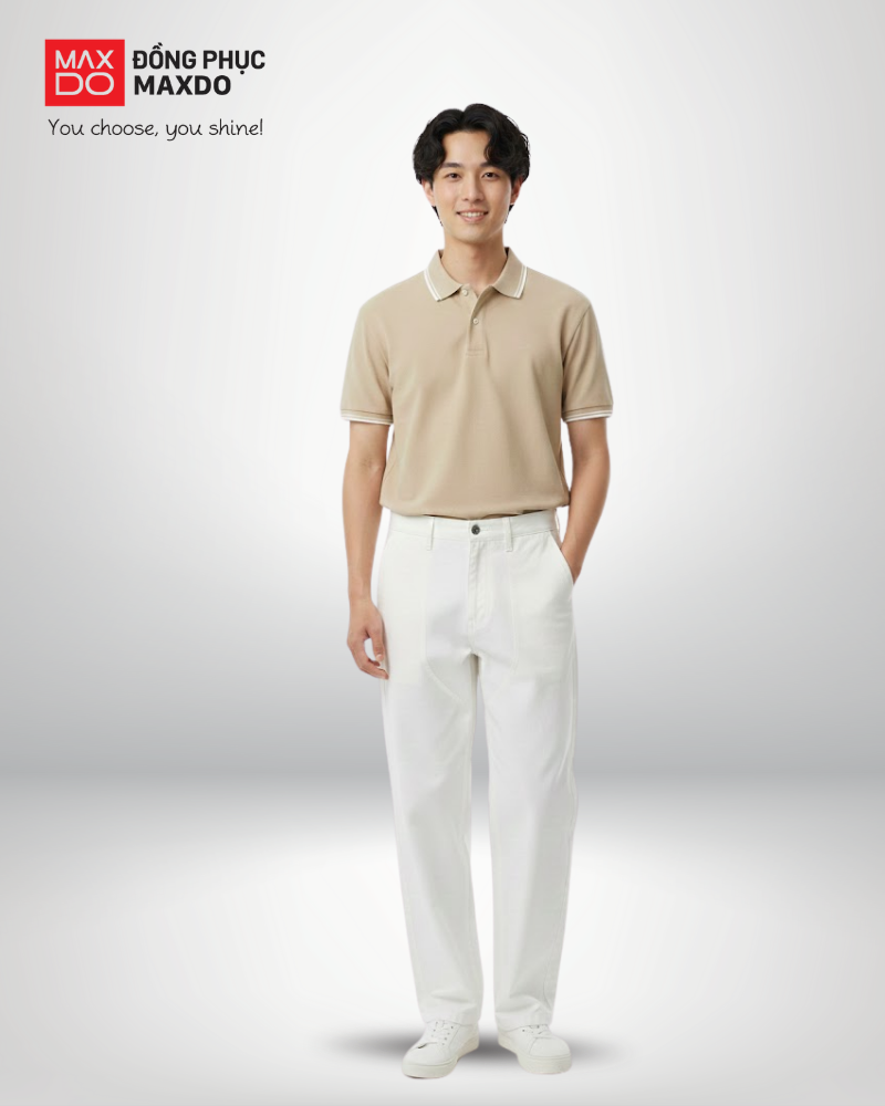 Áo thun màu be cổ polo phối với quần kaki màu trắng