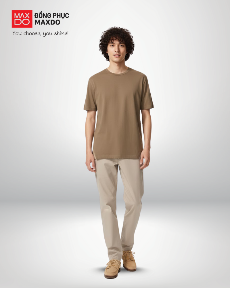 Áo thun màu be đậm phối với quần màu be nhạt