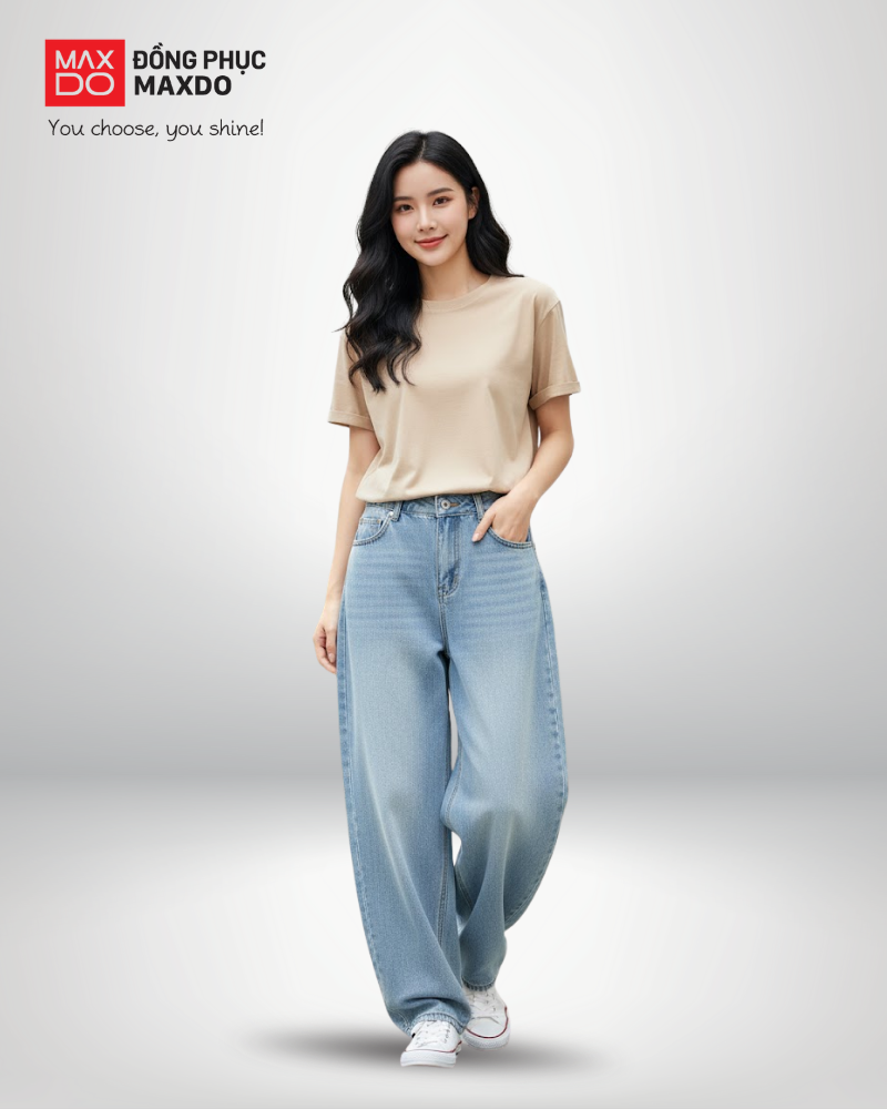 Áo thun màu be cổ tròn phối với quần jeans xanh nhạt