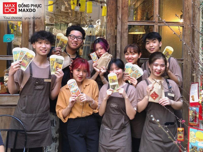 Mẫu đồng phục tạp dề yếm dành cho nhân viên phục vụ của quán cafe (nguồn: Xofa Café & Bistro)