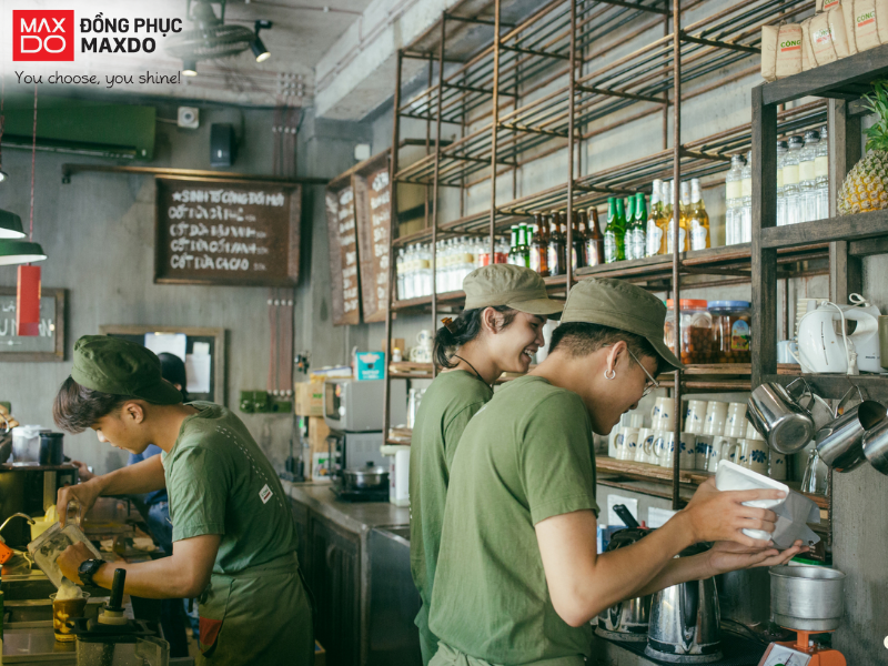 Đồng phục mũ đội quán cafe dạng mũ đội lưỡi trai (nguồn: Cộng Cà Phê)