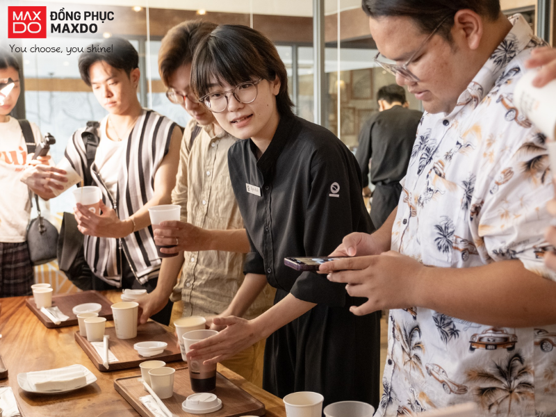 Mẫu đồng phục áo sơ mi cổ tàu màu đen sang trọng dành cho quán cafe (Nguồn: The Coffee House)