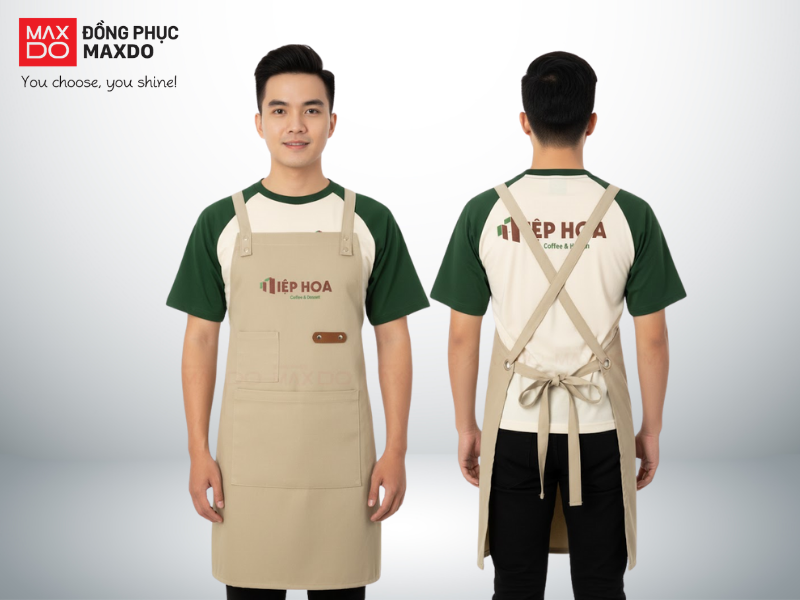 Mẫu đồng phục quán cafe áo thun cổ tròn phối cùng tạp dề màu be