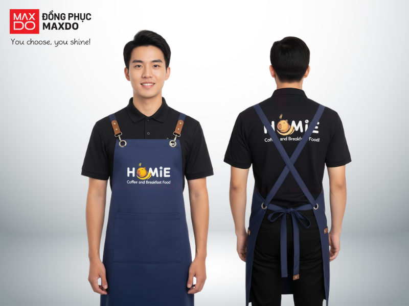 Mẫu đồng phục quán cafe áo thun cổ polo màu đen phối cùng tạp dề xanh navy
