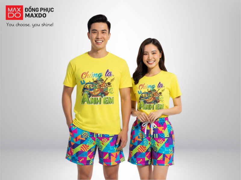 Mẫu đồng phục team building áo thun cổ tròn màu vàng phối cùng quần sooc 