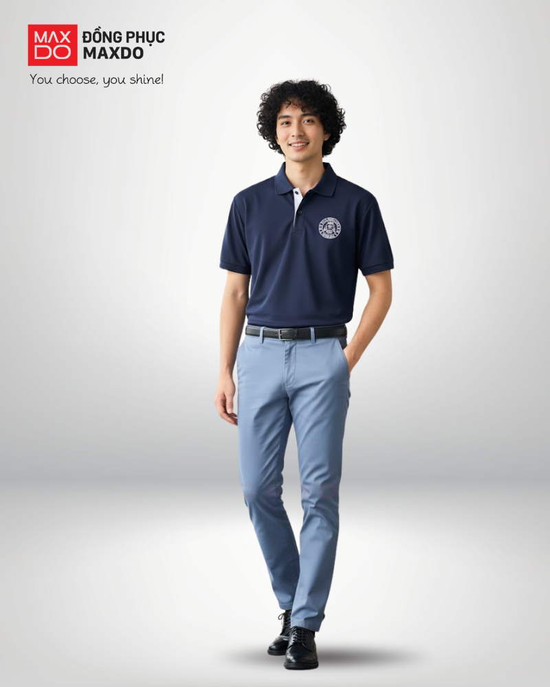 Áo polo đồng phục phối với quần chinos màu xanh