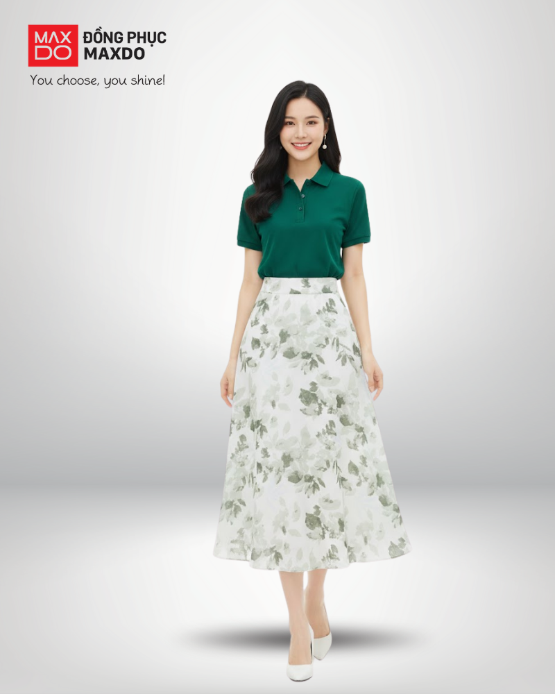 Áo polo đồng phục phối với chân váy hoa họa tiết lớn