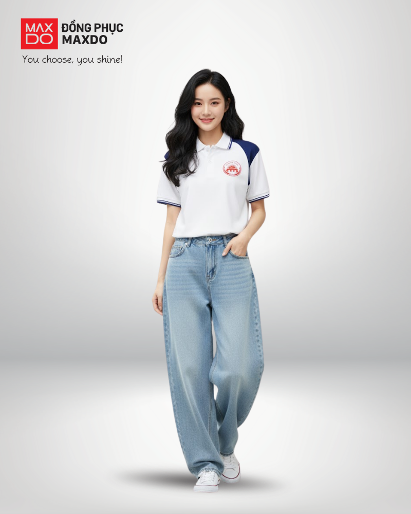 Áo polo đồng phục phối với quần jeans ống suông màu xanh nhạt