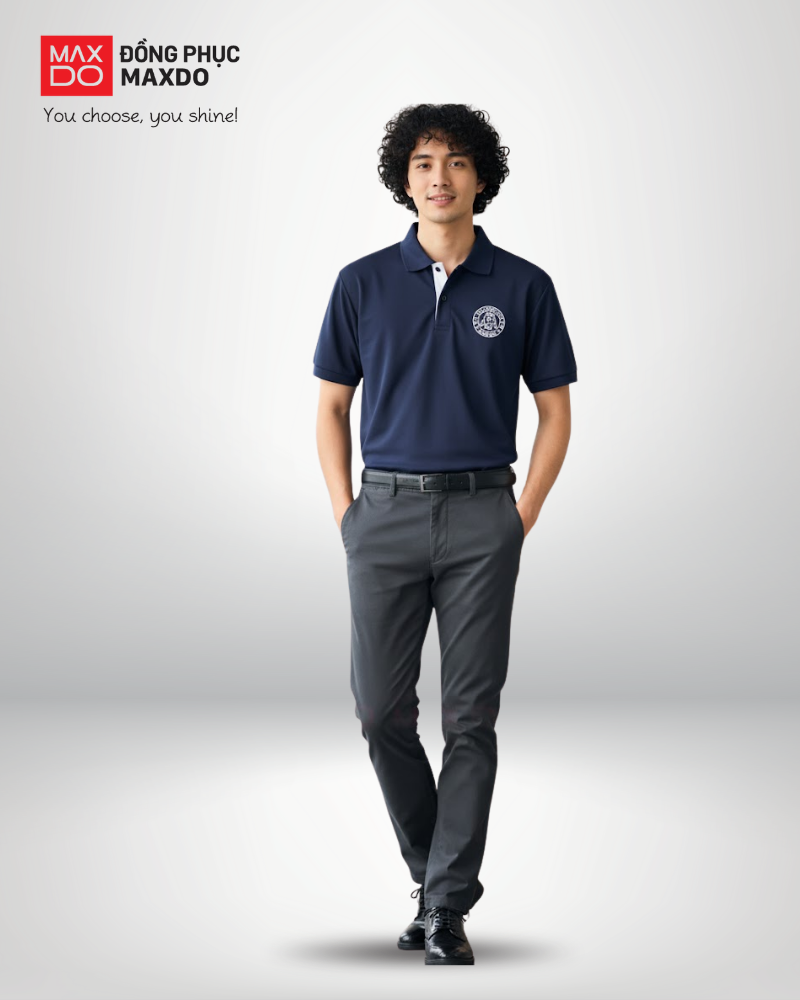 Áo polo đồng phục phối với quần chinos màu ghi đậm
