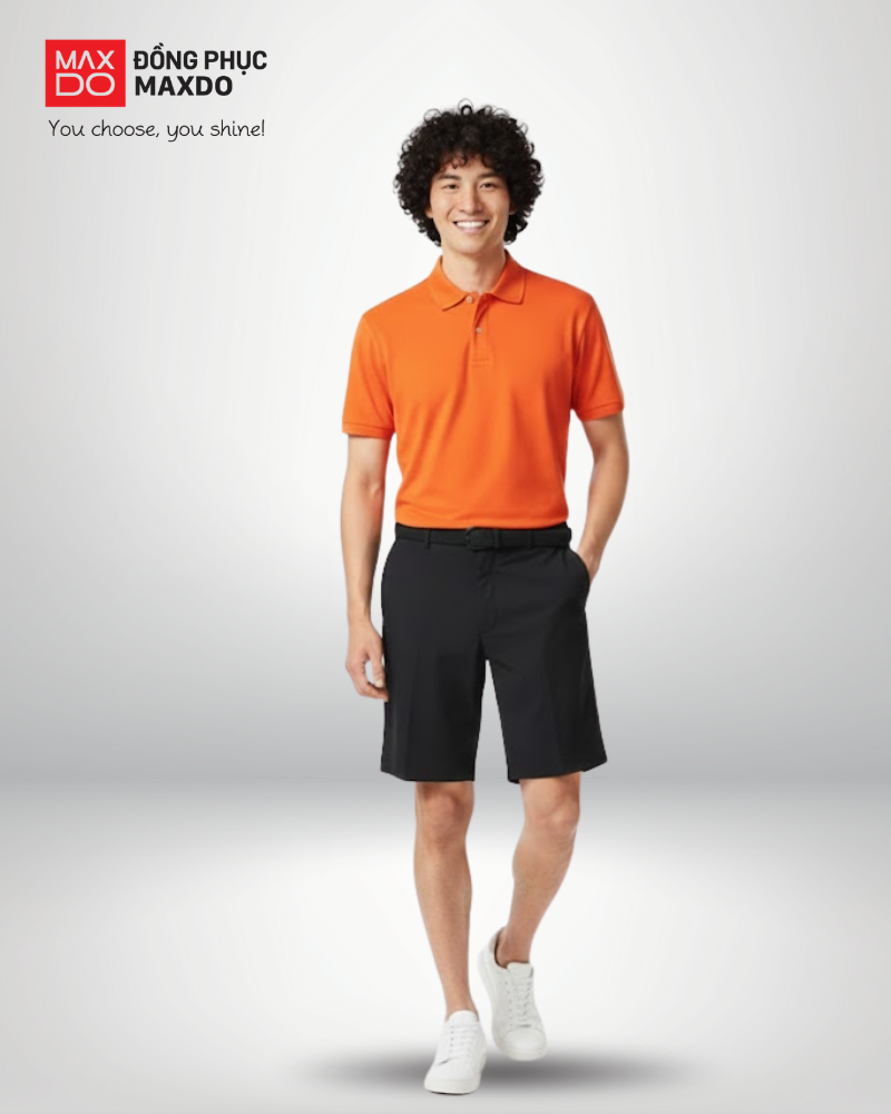 Áo thun cam cổ polo phối với quần short màu đen