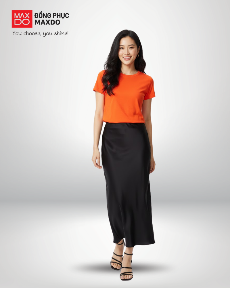 Áo thun cam cổ polo phối với chân váy lụa màu đen