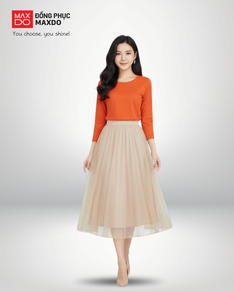 Áo thun cam tay dài phối với chân váy xòe màu be