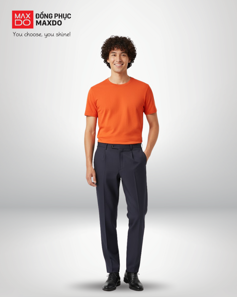 Áo thun màu cam phối với quần tây màu xám đậm dành cho nam