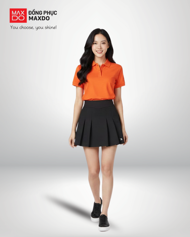 Áo thun cam cổ polo phối cùng chân váy mini skirt màu đen