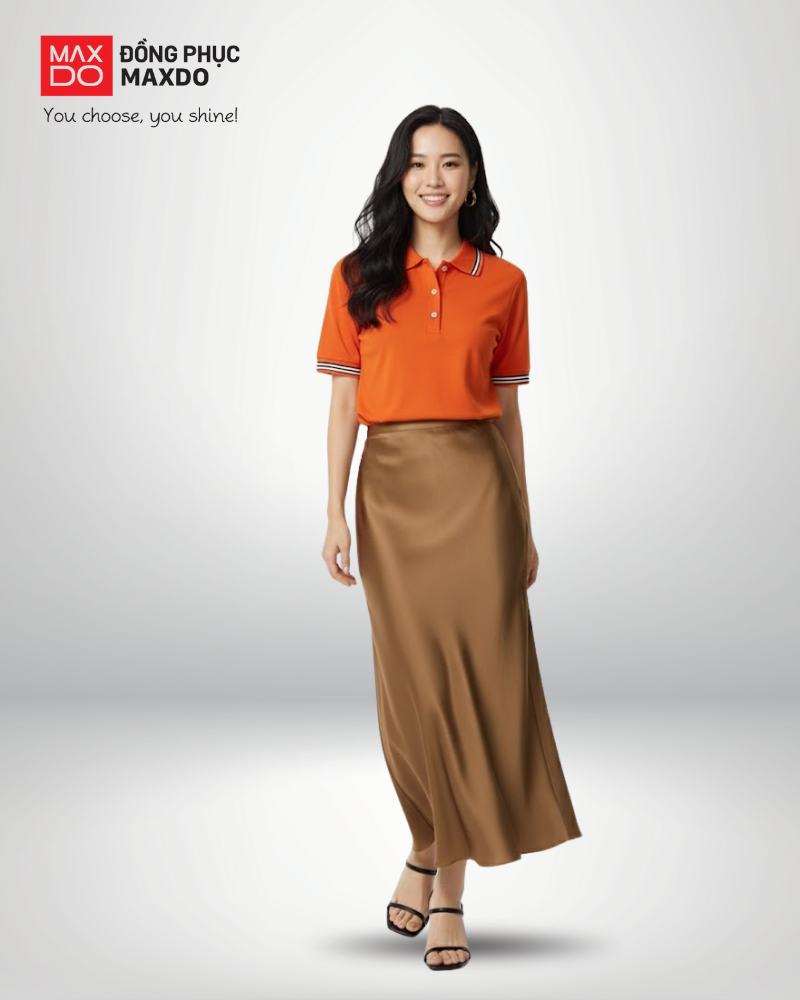 Áo thun cam phối với chân váy lụa màu nâu
