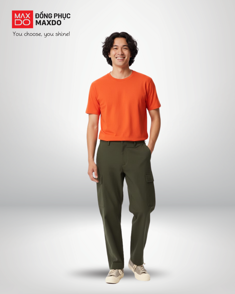 Áo thun màu cam phối với quần kaki túi hộp cho nam